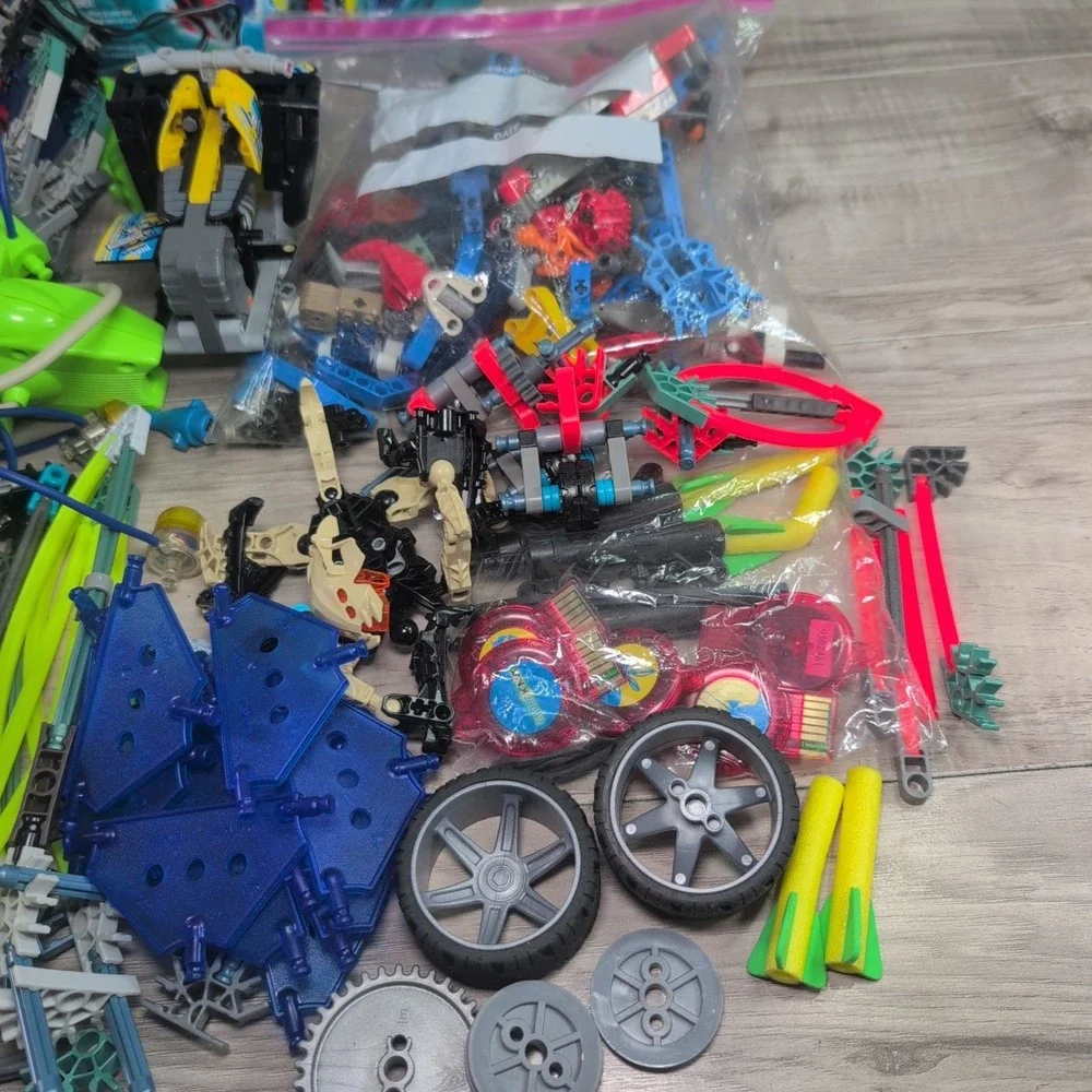 Vintage Cyber K'nex Ultra 63007 Make 5 Cyber Robots ( Missing Parts)